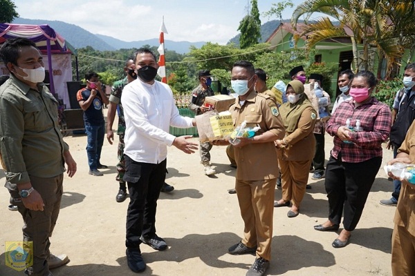 Cegah Penyebaran Covid-19 di Pakpak Bharat, Bupati Bagikan Masker dan Sabun Cuci Tangan