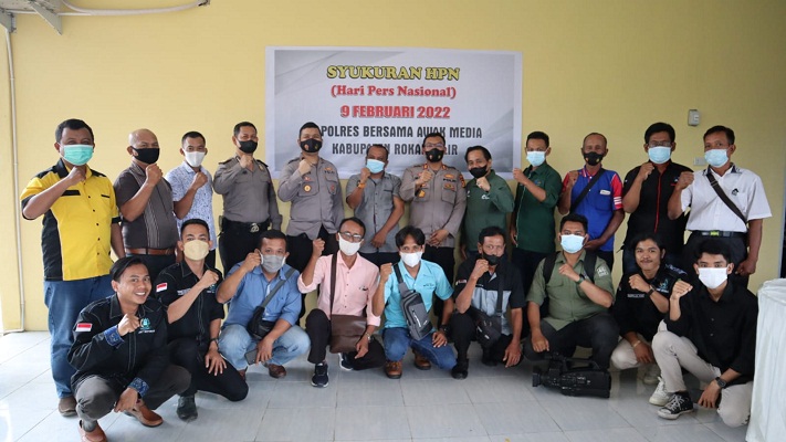 Dalam Rangka HPN, Kapolres Rohil Memotong Tumpeng Sekaligus Ngopi Bareng dengan Sejumlah Awak Media