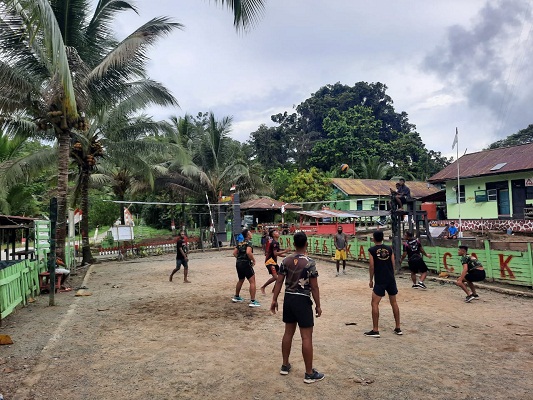 Jalin Kebersamaan Satgas Yonif 126/KC Mengajak Pemuda Perbatasan Bermain Voli Bersama