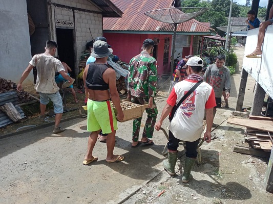 Satgas Pamtas Yonif Mekanis 643/Wns Karya Bakti bersama Warga Memperbaiki Pipa Sumber Air Bersih