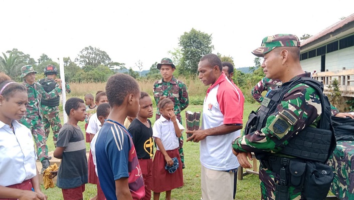 Satgas Yonif 126/KC Bagikan Peralatan Sekolah kepada Anak SD