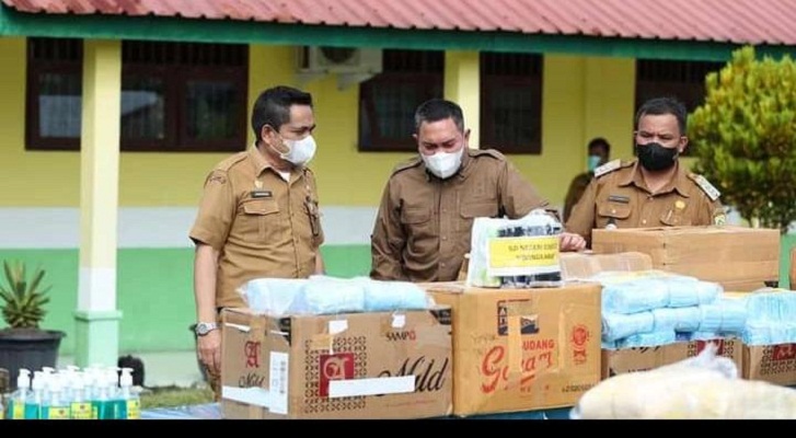 Waspada Varian Omicron Bupati Bagikan Masker dan Handsaniter pada Pelajar