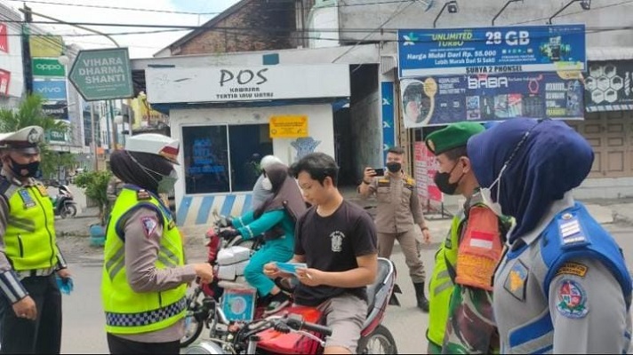 Dalam Rangka Ops Keselamatan Toba 2022, Personil Polresta Deli Serdang Berikan Edukasi dan Vaksinasi Massal