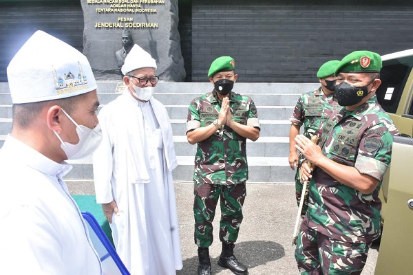 Kasad Berikan Bantuan Mobil untuk Operasional Ponpes Baitul Almustagfirin Al Amir