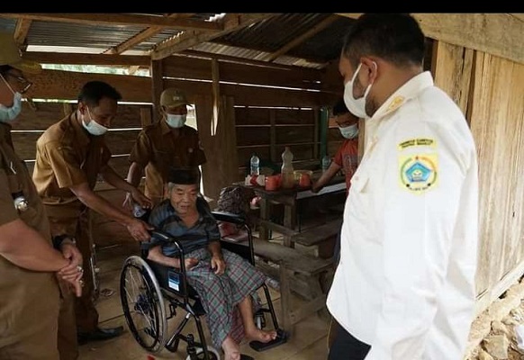 Lansia Desa Pagindar Terharu Dikunjungi Bupati Pakpak Bharat