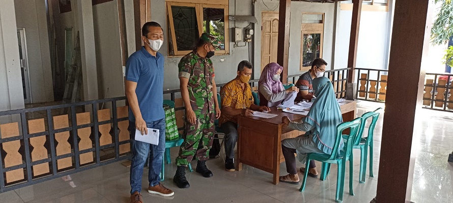 Babinsa Sambi Mendampingi Penyaluran Paket Sembako untuk Warga Difabel