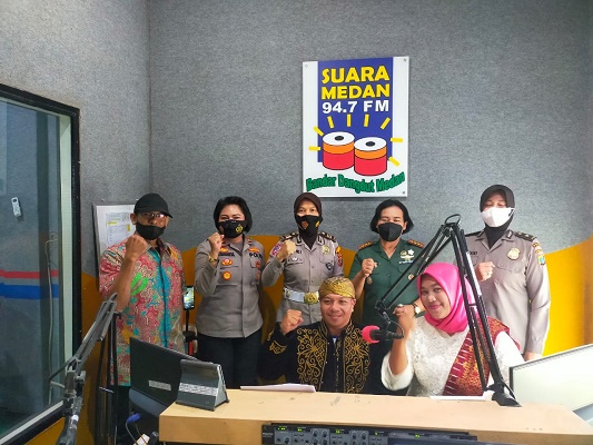 Ibu-ibu Polwan Poldasu Bersama Korp Wanita TNI Hadiri Acara Peringatan Hari Kartini di Radio Suara Medan