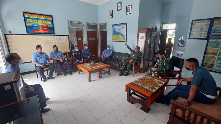 Jalin Sinergitas dengan Unsur Maritim, Danlanal Banyuwangi Laksanakan Kunker di POSKAMLADU Mayangan