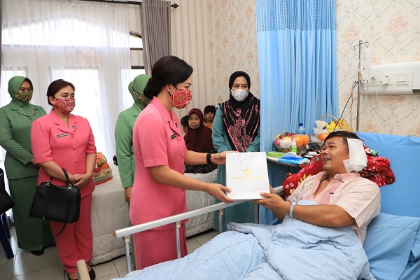 Ketua Bhayangkari Sumut Beserta Ketua Persit Chandra Kirana Menjenguk Babinsa yang Jadi Korban Pembacokan