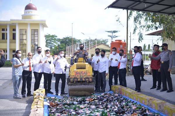 Polres Rokan Hilir Laksanakan Press Conference Pemusnahan Ratusan Miras dan Sabu 1073,53 Gr