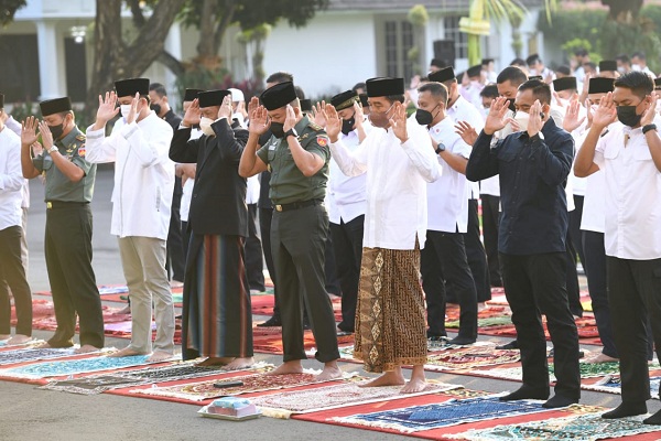 Presiden RI Jokowi dan Ibu Iriana Salat Idul Fitri di Halaman Istana Yogyakarta