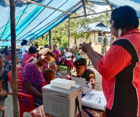 Satgas Satuan Organik Yonif Raider Khusus 136TS Berikan Layanan Kesehatan Posyandu