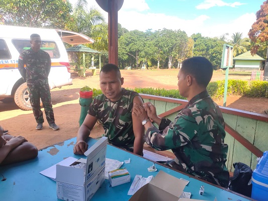 Satgas Pamtas Yonif 123/RW Lakukan Vaksinasi Booster