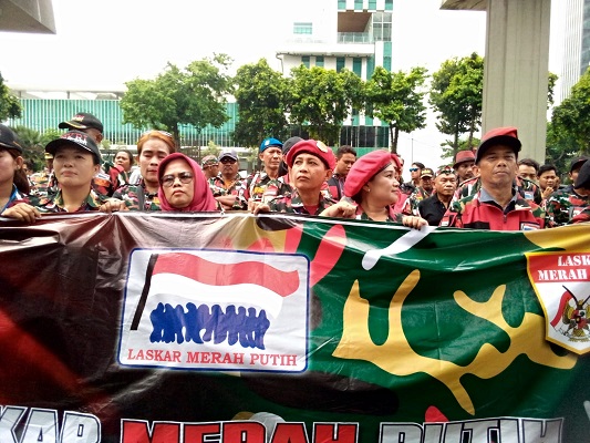 Ade Elfil Manurung Lakukan Aksi Damai di depan Gedung KPK dan Kemenkumham Jakarta