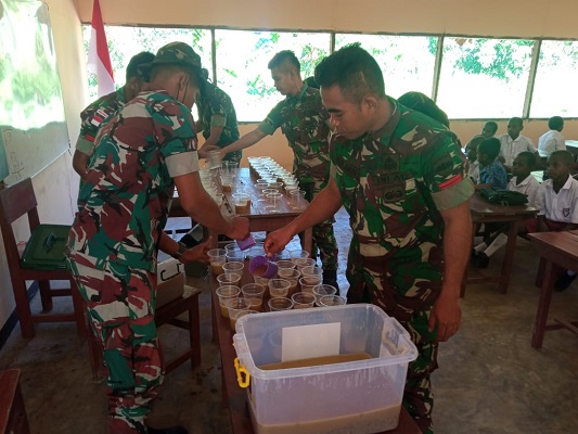 Bubur Kacang Hijau Dibagikan oleh Satgas Yonif 123/RW