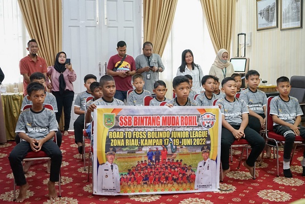 Bupati Mengharapkan SSB Bintang Muda Rohil Menang