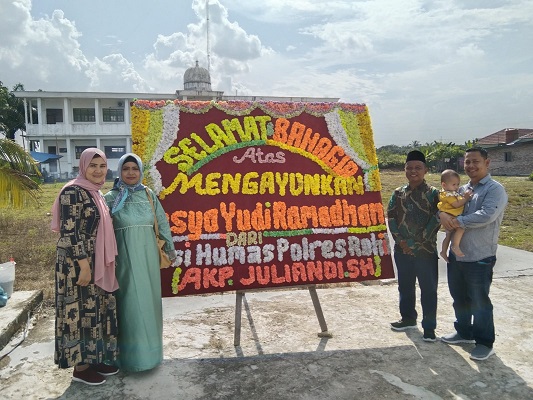 Kasihumas Polres Rohil Kunjungi Rumah Wartawan yang Laksanakan Syukuran Ayunkan Anaknya