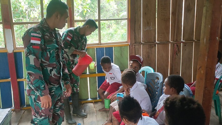 Satgas Pamtas Yonif 126/KC Beri Susu