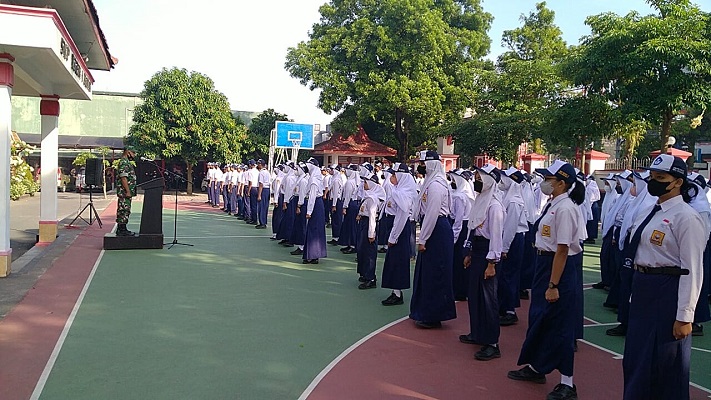 Anggota Koramil Tipe B 0808/01 Sukorejo Latih PBB Siswa Siswi SMP Negeri 1 Kota Blitar