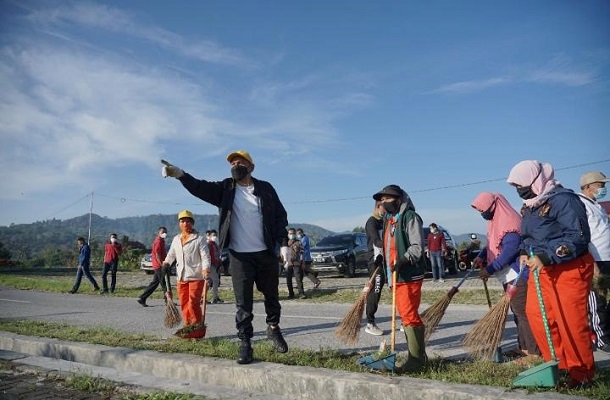 Bupati Beserta Jajarannya Lakukan Kegiatan Bersih Lingkungan