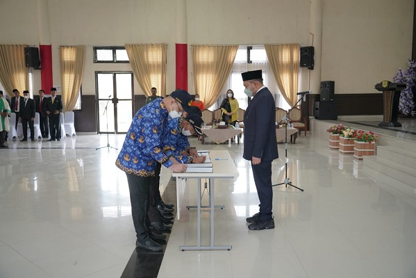 Bupati Pakpak Bharat Lantik 31 Pejabat Fungsional dan Mengangkat 167 CPNS