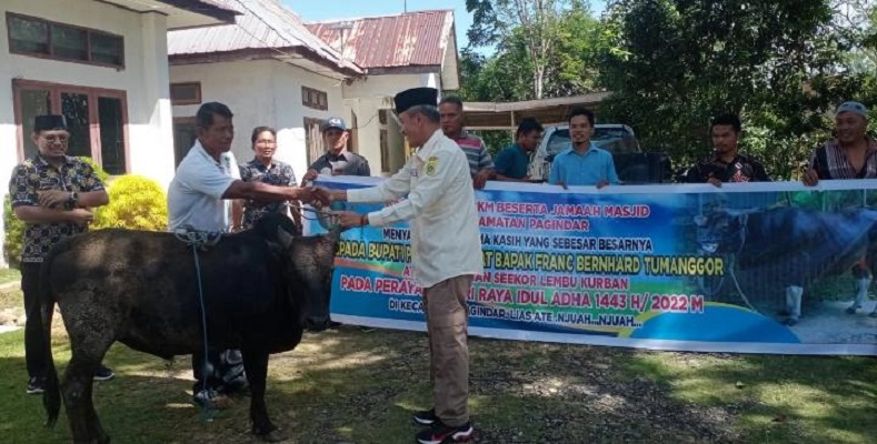 Bupati Pakpak Bharat Menyerahkan Hewan Qurban di Pagindar di Hari Raya Idul Adha 2022
