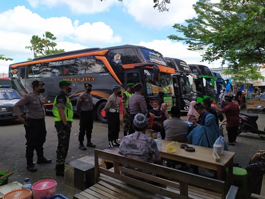 Kodim 0808/Blitar Menggelar Operasi Yustisi Gabungan untuk Tegakkan Prokes