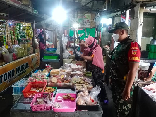 Pengecekan PPKM di Lingkungan Pasar Harjodaksino
