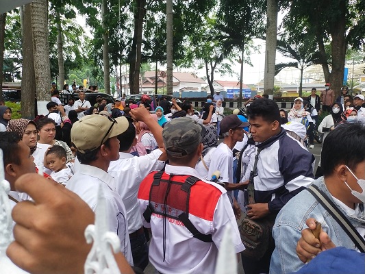 Polresta Deli Serdang Mengawal Pelaksanaan Unjuk Rasa dari Elemen Massa DPP AMPK