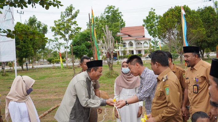 Potong 10 Ekor Kurban, Bupati Rohil Mengapresiasi Dinas Lingkungan Hidup