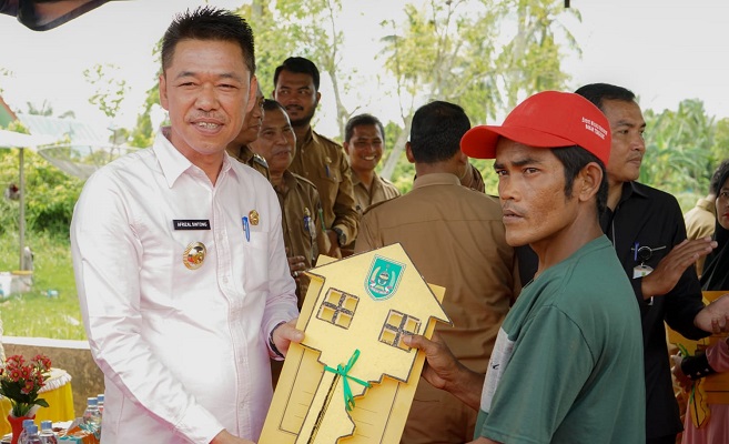 15 Rumah Resetlemen Diserahkan oleh Bupati Rohil