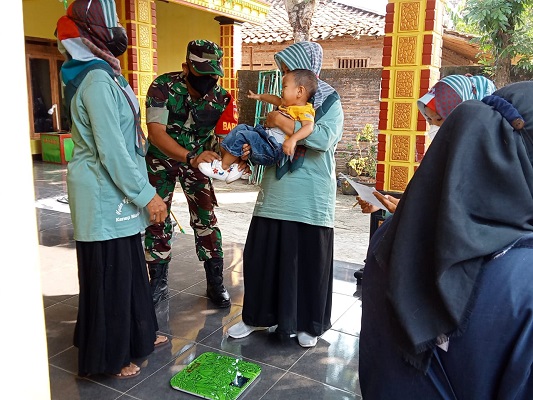 Babinsa Koramil 05 Weru Membantu Posyandu Dampingi Posyandu Keliling