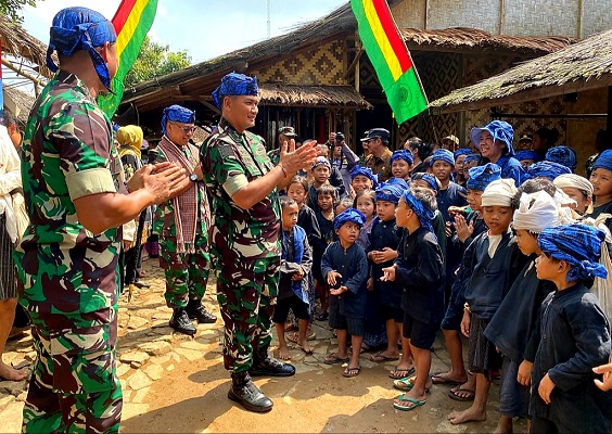 Pangdam III/Slw Berikan Bansos 200 Paket Sembako dan 75 Paket Makanan