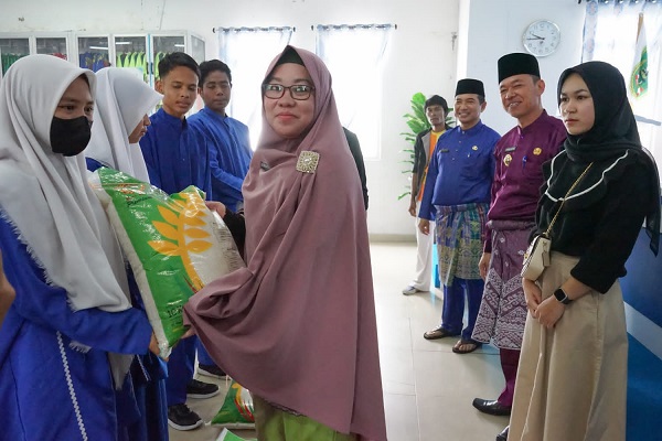 Peringati Tahun Baru Islam, Bupati Rohil dan GMRB Santuni Anak Yatim di SMAN 1 Bagansiapiapi
