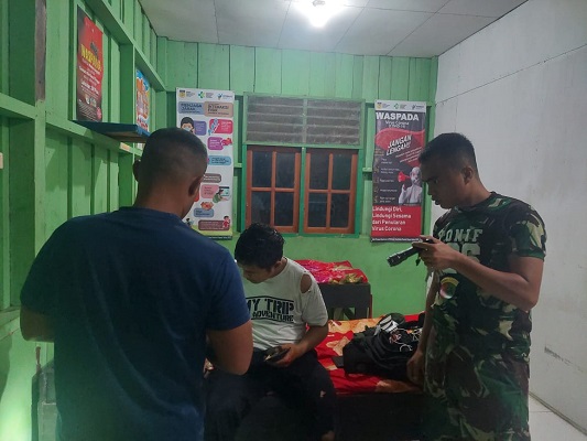 Personel Satgas Yonif 126/Kc Berikan Pengobatan kepada Warga Alami Kecelakaan