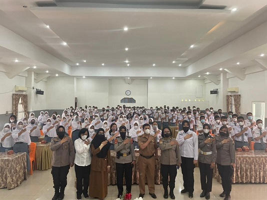 Polwan Polda Sumut Memberikan Penyuluhan bagi Generasi Muda
