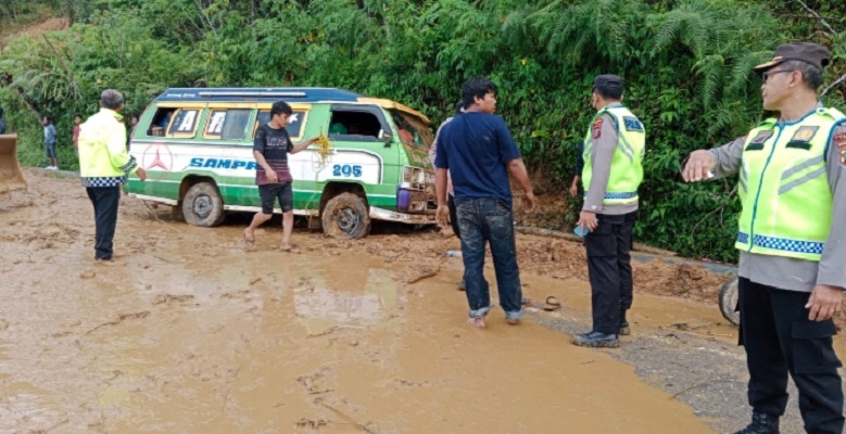 Respon Cepat, Polres Toba Tangani Arus Lalu lintas di Jalur Longsor di Desa Jangga Dolok