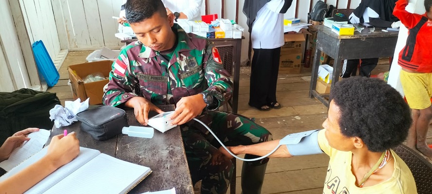 Satgas Pamtas Yonif 126/Kc Bersinergi dengan Puskesmas Menggelar Posyandu di Keerom