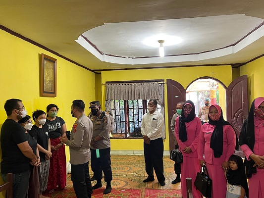Turut Berduka Cita, Kapolresta Deli Serdang Melayat ke Kediaman Personilnya yang Meninggal Dunia