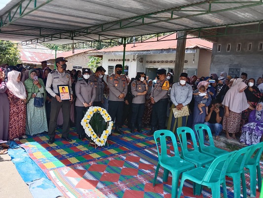 Waka Polresta Deli Serdang Melayat ke rumah Duka Personil yang Meninggal Dunia