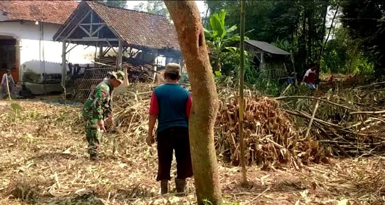 Wujud Kebersamaan, Babinsa Pos Wonodadi Menggelar Kerja Bakti Bersama Warga Masyarakat
