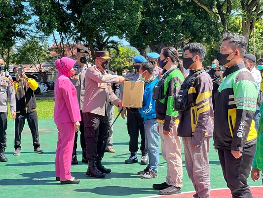 3300 Paket Sembako ke Masyarakat Disalurkan Polda Gorontalo