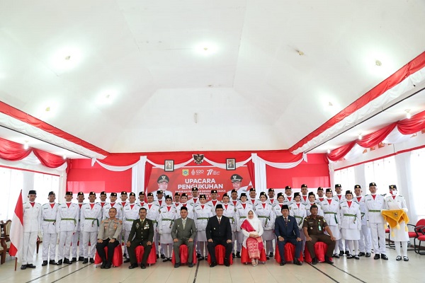 Bupati Pakpak Bharat Mengukuhkan Paskibraka 2022