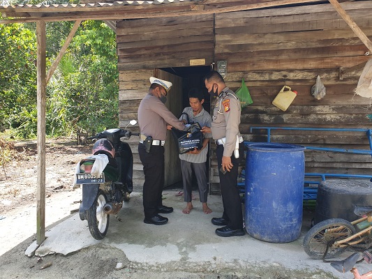 Kapolres Rohil Bersama Jajaran Salurkan Bantuan kepada Masyarakat Pasca Penyesuaian Harga BBM