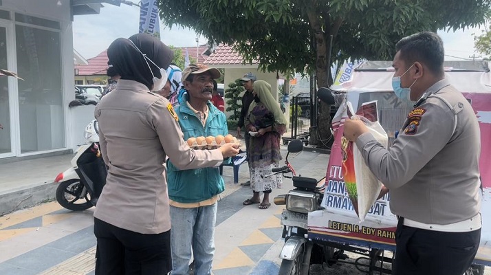 Kapolresta Deli Serdang Membagikan Sembako kepada Masyarakat Terdampak Kenaikan Harga BBM