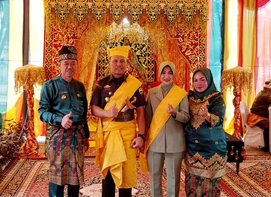Kunker ke Rohil, Danrem 031 Wira Bima Menerima Gelar Adat Datuk Panglimo Lelo Mudo dari LAM Rohil