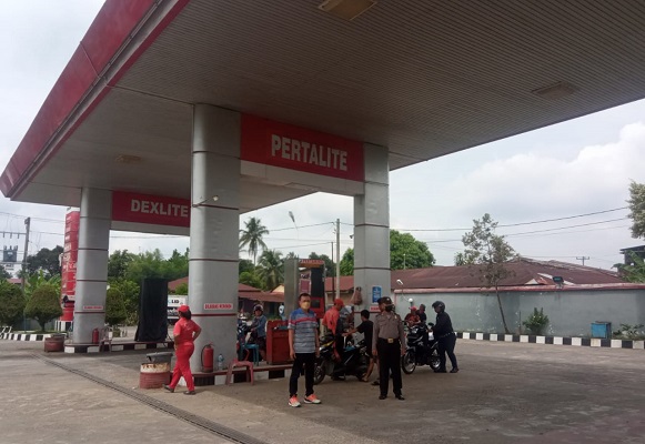 Pastikan BBM di SPBU Berjalan Lancar, Polsek Biru-Biru Melaksanakan Patroli dan Monitoring