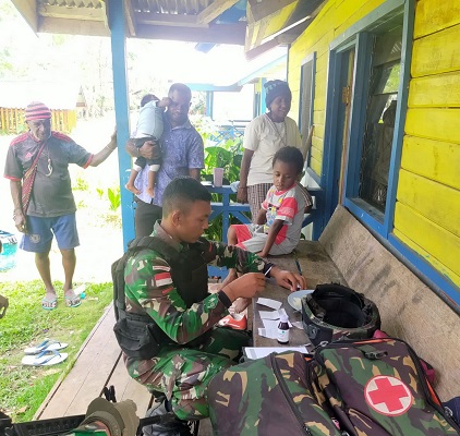 Perkuat Layanan Kesehatan, Satgas Pamtas Yonif Raider 142/KJ Mengunjungi Warga