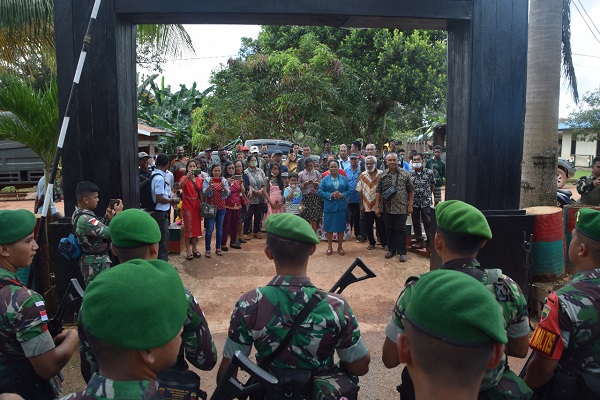Prajurit Satgas Yonif 123/Rajawali Mendapat Tempat di Hati Rakyat Papua