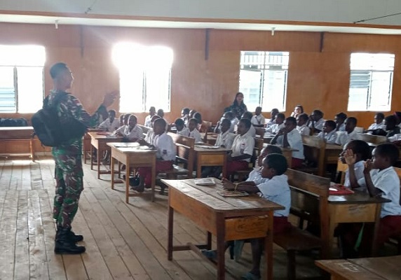 Satgas Pamtas Yonif Raider 142/KJ Perkuat Wawasan Kebangsaan Siswa Sekolah